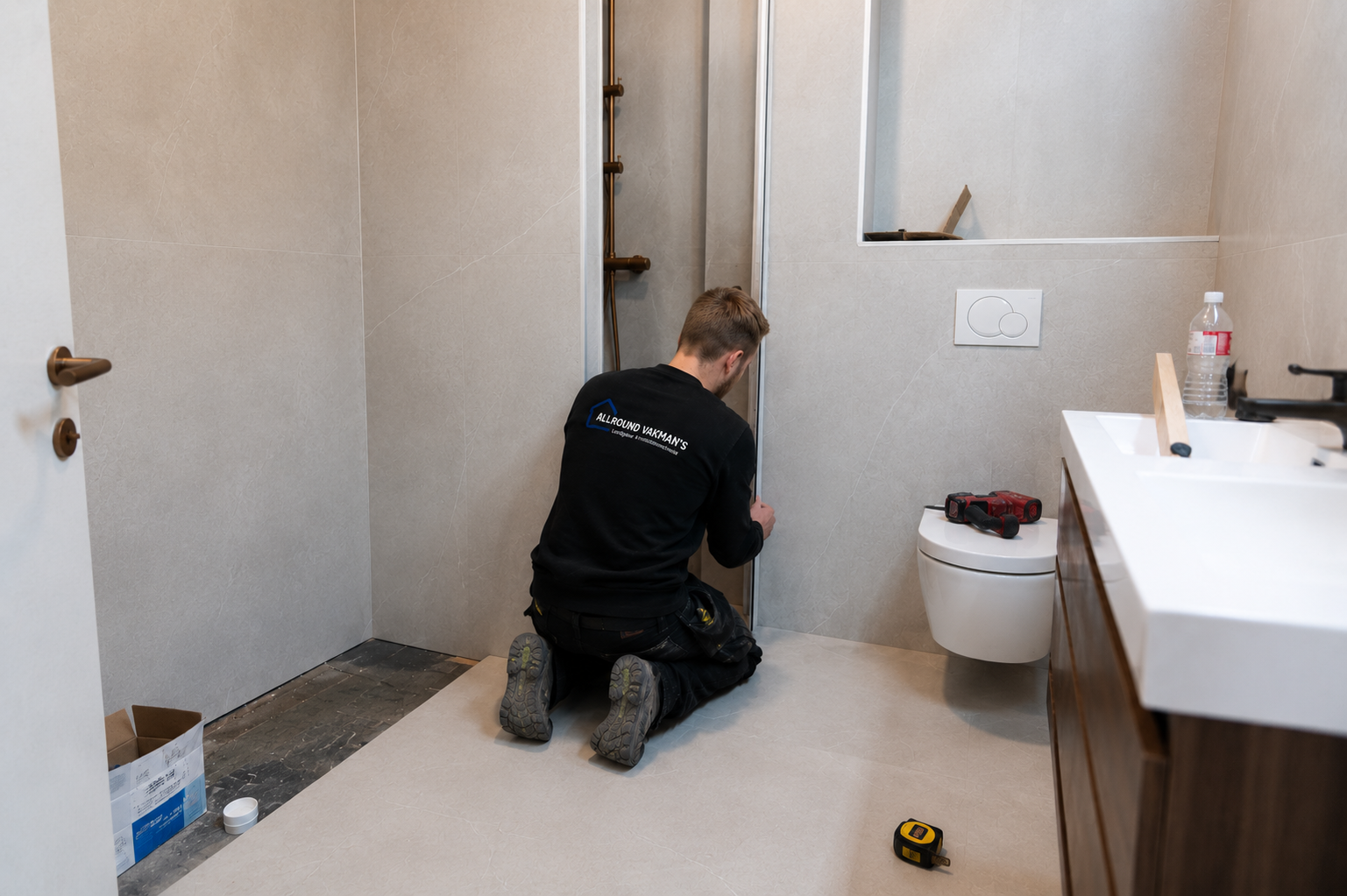 Allround Vakman's monteur tijdens badkamer renovatie project in Amsterdam