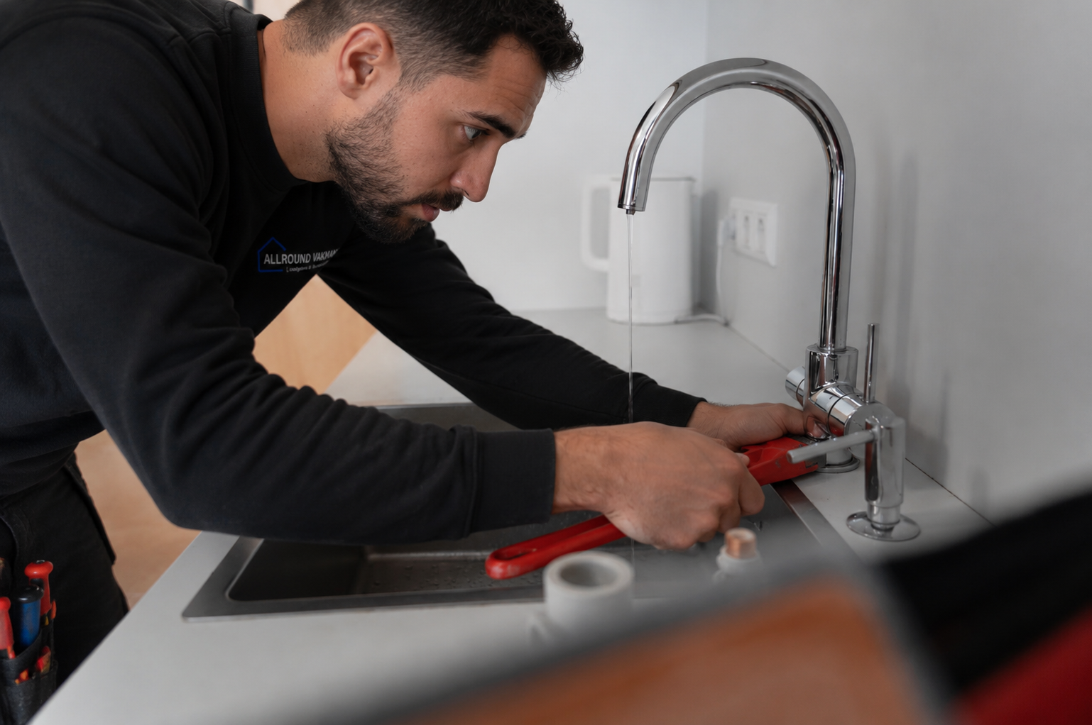 Allround Vakman's sanitair installateur bezig met het vervangen van een kraan
